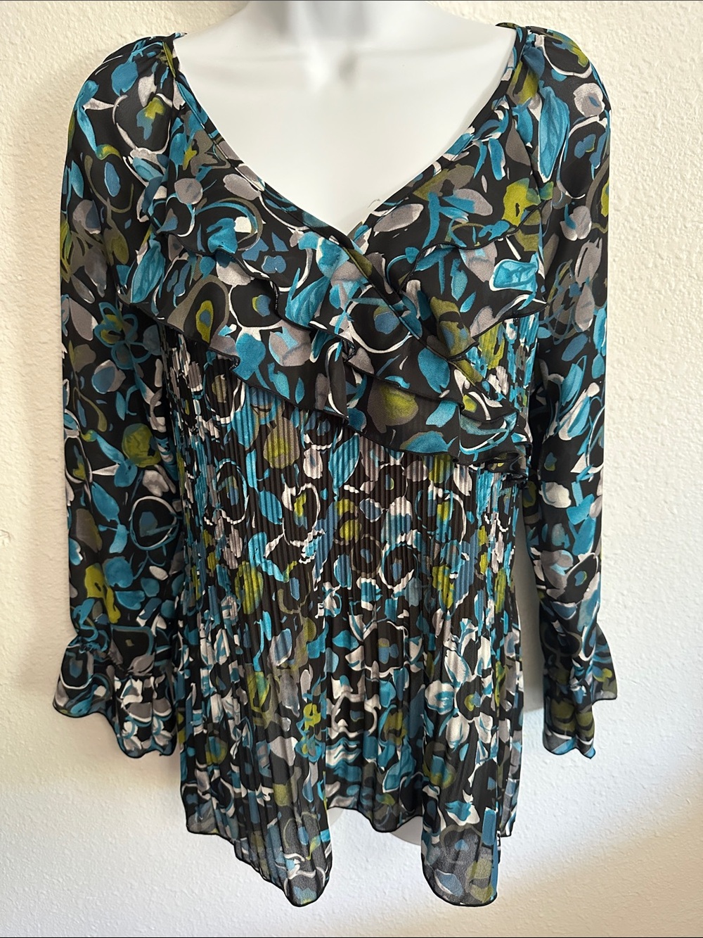 NICOLA Floral V-Neck Pleated Tunic in Teal, Olive & Black Size Medium